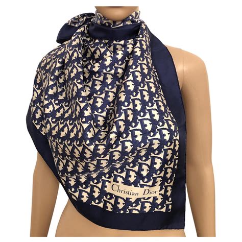 foulard dior porté